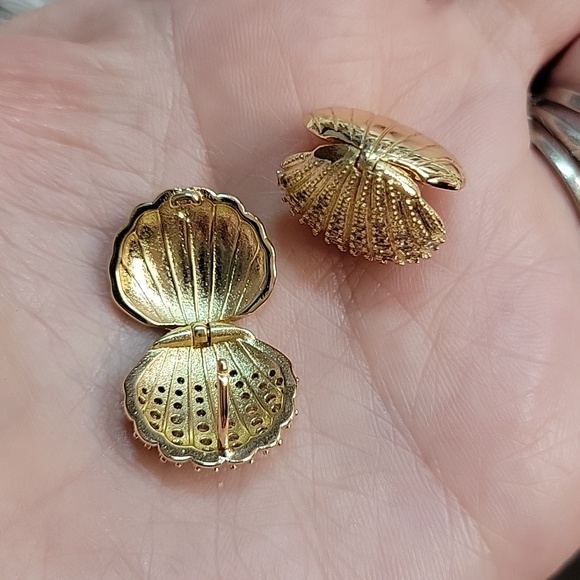 CLAMSHELL SCALLOP ZIRCON SPARKLE HUGGIES - Picture 6 of 7